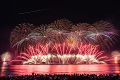 廣安大橋上空綻放的煙火,海灘擠滿觀賞人潮
